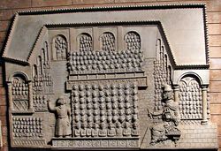 نقش بارز يظهر الحاخام آشي وهو يعلم في المدرسة التلمودية في صورا ببابل، القرن الرابع الميلادي.