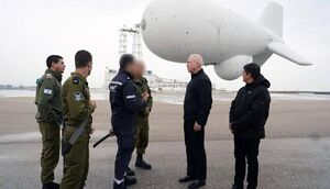 يوآف غالانت يتفقد في وقت سابق منطاد SKYDEW (ندى السماء) الذي استهدفه حزب الله يوم 16 مايو 2024