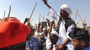 الأمين داوود محمولا، قائد الكتيبة الشرقية، على الأكتاف وسط مؤيديه.