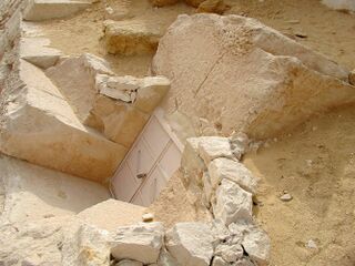 مدخل الهرم التابع.