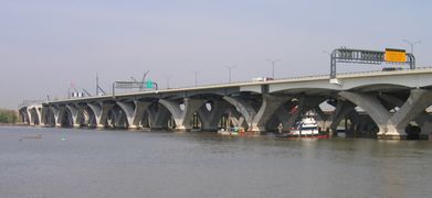 Woodrow Wilson Bridge carrying Interstate 95 (I-95) and the Capital Beltway over the Potomac River between Alexandria, Virginia and Oxon Hill, Maryland, U.S.A. (2007)