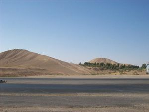 تل الثديين، ناحية المنصورة.