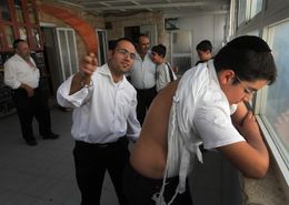 Yom Kippur whipping Jerusalem 2009-09-27 3.jpg