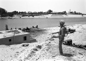 حرب أكتوبر: صورة نادرة في الأيام الأولى لتحرير المصريين للضفة الشرقية للقناة في المنطقة المقابلة للمعدية نمرة 6 بمدينة الإسماعيلية.