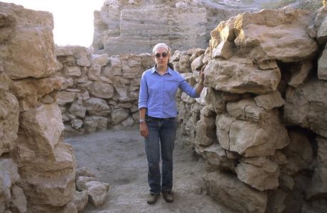 حفريات 2006، المقبرة 8، النظر شرقاً ناظرين إلى الغرفة الشرقية.