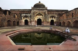 مسلمون هنود أثناء الوضوء لصلاة الجمعة في مسجد بنيودلهي، الهند، 12 يوليو 2013.jpg