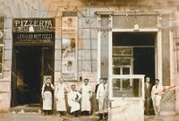 A pizzeria in Naples, Italy, 1910ح. 1910