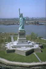 Freiheitsstatue NYC full.jpg