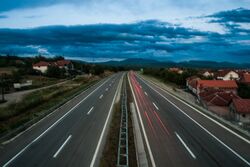 Аутопут Ниш - Београд, насеље Комрен.jpg