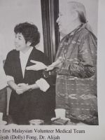 گوردون برفقة أحد المتطوعات في أول فريق طبي تطوعي ماليزي.