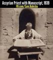 كاهن آشوري مع مخطوطة، سنة 1939.