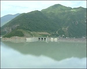 سد على نهر بجوار أرتفين جنوب شرق تركيا.jpg