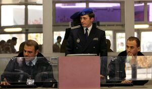 أعضاء بعثة المراقبة الأوروبية يشرفون على العمل بمعبر رفح البري بعد افتتاحه وفقاً لاتفاقية المعابر بين إسرائيل والسلطة الفلسطينية (25 نوفمبر 2005