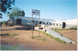 طائرة مطمورة بجانب مدرج الطائرات الترابي