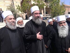 حكمت الهجري (بالوسط) مع عدد من شيوخ العقل الأخرين.