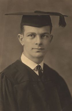 LinusPaulingGraduation1922.jpg