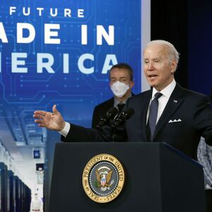 الرئيس جو بايدن وهو يتحدث عن مشكلات سلسلة التوريد المستمرة، وإمدادات أشباه الموصلات المحلية، وجهود إدارته "لكسب المزيد في أمريكا" في 21 يناير في واشنطن العاصمة. [1].