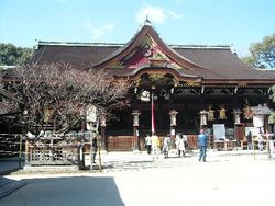 Kitano-tenmangu haiden.jpg
