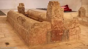 قبر عمر بن عبد العزبز.jpg