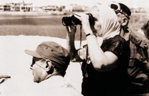 صور حرب أكتوبر: رئيسة وزراء إسرائيل گولدا مئير ووزير الدفاع موشي ديان يستطلعون الجانب المصري.