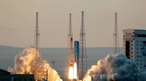 صاروخ فضائي إيراني.jpg