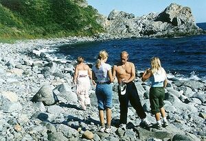 Vladimir Putin with family in Primorsky Krai 2002-1.jpg