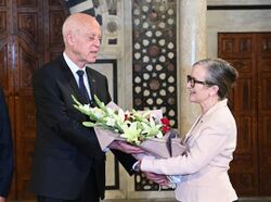 الرئيس قيس سعيد يسلم بودن باقة من الزهور يوم إقالتها وتسليم مهام رئاسة الوزراء لأحمد الحشاني، 2 أغسطس 2023.