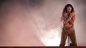 لورين وهي تؤدي أغنية تاتو