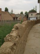 An adobe wall in مدينة لين‌شيا، گان‌سو، الصين