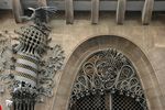Palau Güell - Forjats entrada.JPG