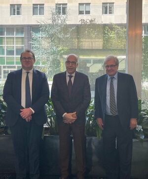 ريتشارد نورلاند (يمين) والصديق الكبير (بالوسط) وجوشوا هاريس (يسار) في واشنطن (18 أبريل 2024)