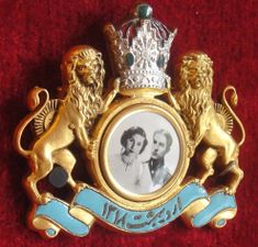 وسام تذكاري لزواج محمد رضا شاه پهلوي والأميرة فوزية من مصر – 16 مارس 1939 – الوسام موجود الآن في قصر صاحب قرانيه في مجمع قصر نياوران.