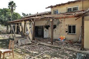 مبنى متضرر بشكل كبير جراء ضربات حزب الله على كريات شمونة باشتباكات 2023-2024