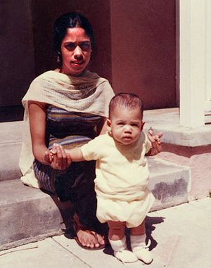 صورة وهي طفلة مع والدتها