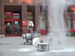 ما بعد الانفجار، حيث يظهر الدقيق الغير محترق على الأرض.