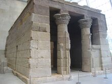 أعمدة معبد دندور.