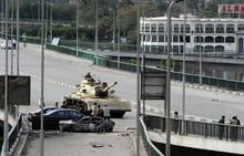 دبابة فوق كوبري 6 أكتوبر 4 فبراير 2011.