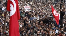 متظاهرون يحملون لافتة انتهت اللعبة بعد تنحي بن علي 15 يناير 2011.