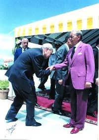 تقبيل يد الحسن الثاني