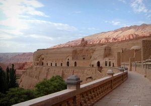 مقبرة أستانا قرةخوجة في متحف تحت الأرض على بعد 42 كم جنوب شرق تورپان. وقرةخوجة هو بطل أويغوري كان يحمي شعبه من تنين شرير.