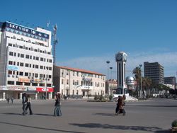 ميدان القوتلي، ويظهر برج الساعة المميز.