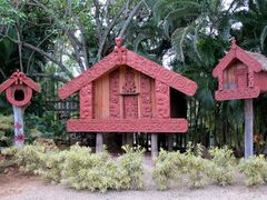 Māori pātaka storehouses