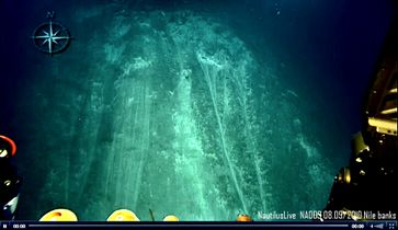 ضفاف نهر النيل. قام المسح الجيولوجي الإسرائيلي بأخذ تلك الصورة لما كتب عليه "ضفاف نهر النيل"، في 8 سبتمبر 2010. ولم يوضح الموقع الإلكتروني للفريق الإسرائيلي أي موقع بالنيل وهل هو عند المصب أم أن الغواصة الروبوتية تحركت ضد التيار داخل النيل.