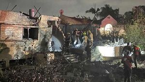 فرق الانقاذ تعاين أضرار قصف نفذه حزب الله خلال اشتباكات 2023-2024