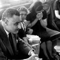 جمال عبد الناصر فى عزاء الفريق الشهيد عبد المنعم رياض شهيد الجبهة 9 مارس 1969 معزيا اسرته فى منزله.]]