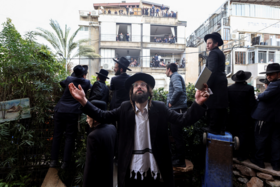 يهود حريديون في جنازة حاييم كانيفسكي، 20 مارس 2022.PNG