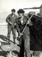 أفراد من سرية الدبابات المكلفة بحماية الموقع