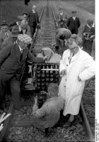 Bundesarchiv Bild 102-06123, Burgwedel, Raketenwagen auf Eisenbahnschienen.