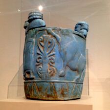 Faience pyxis من شمال سوريا (ح. 750-700 BC)