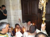 مشهد من صلاة الهجمة في كنيسة بطرس وبولس للروم الكاثوليك في شفا عمرو، فلسطين.